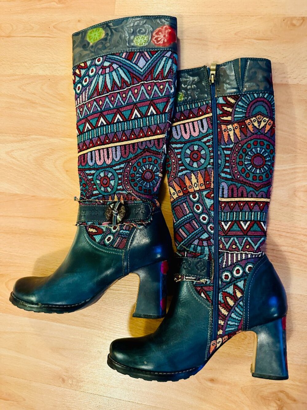 Make a statement with these gorgeous L'Artiste knee-high boots in Size 7. - Picture 3 of 10